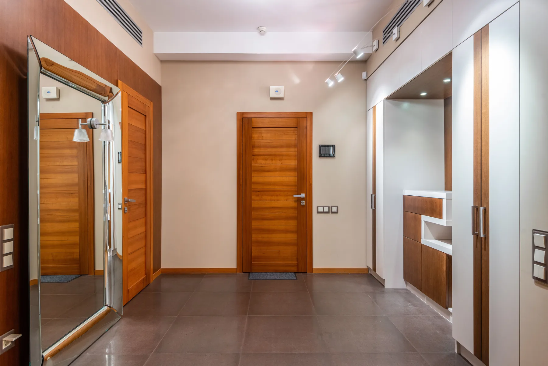 Home entry door illustrating Levittown door repair and installation services