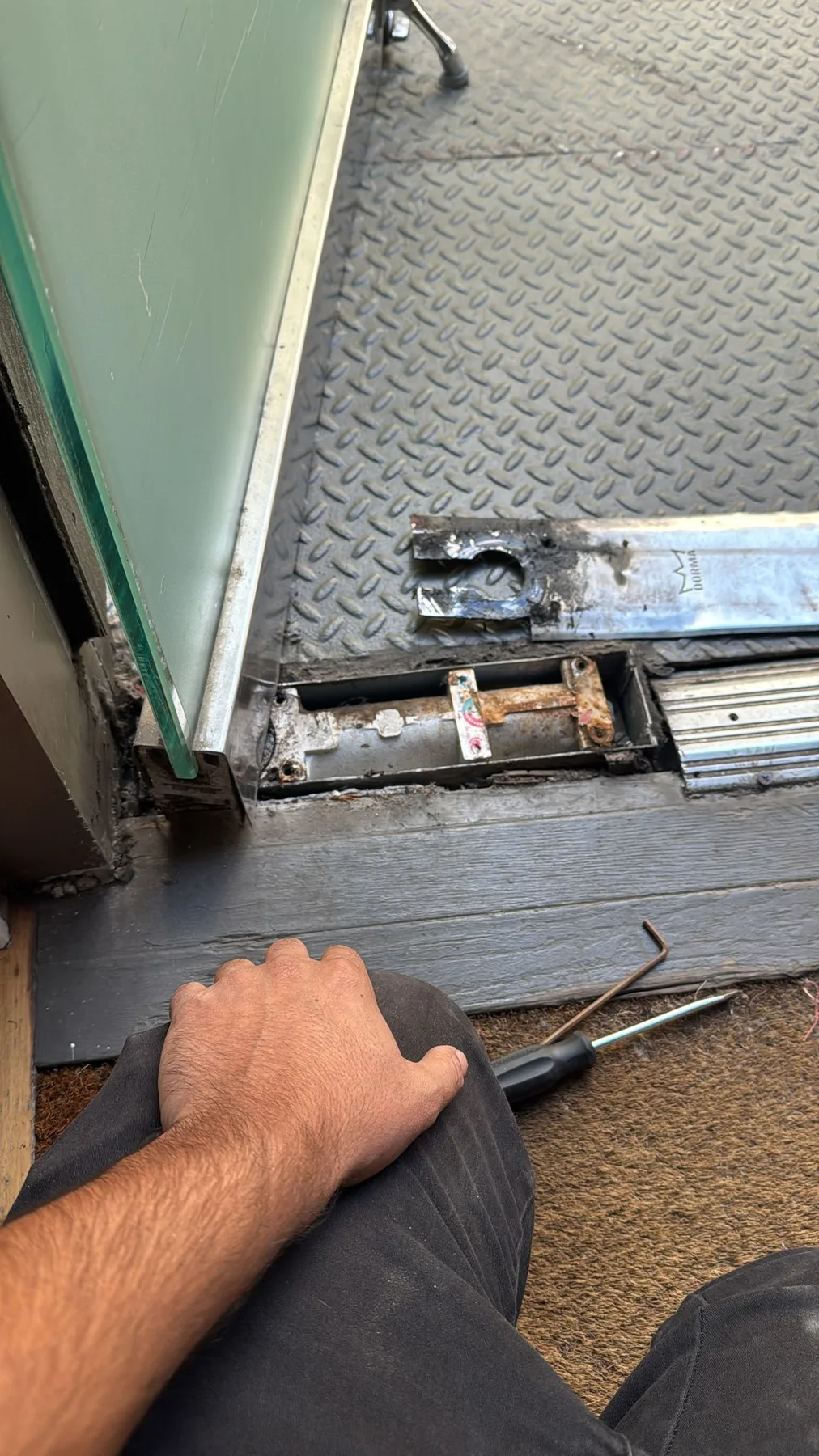 Floor spring door closer servicing