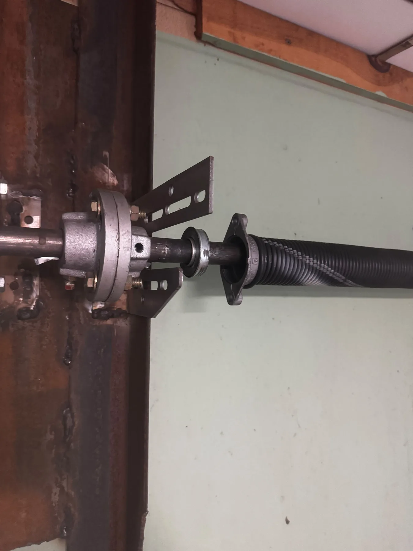 Garage door hinge and roller